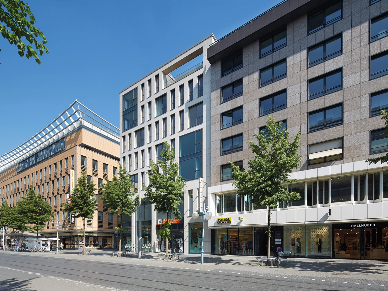 mixed-use building - living, working and shopping - P3 Mannheim - street view and neighbour facades