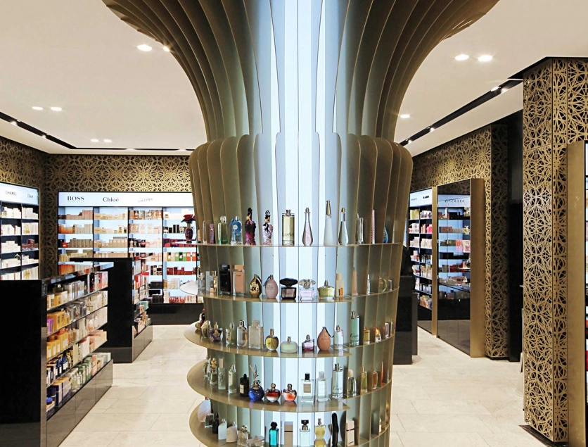 new structuring of the sales area - modern development concept - department store - Jelmoli Zurich - store design detail - golden lamella column rack