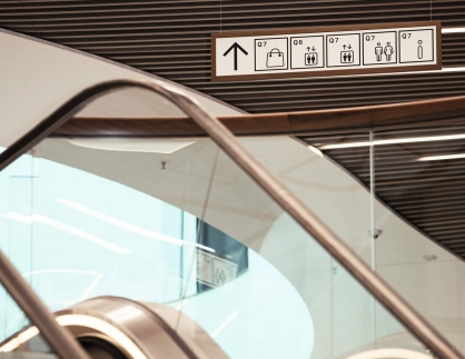 Orientation system, communication design, naming - Q 6 Q 7 Mannheim - wayfinding escalator
