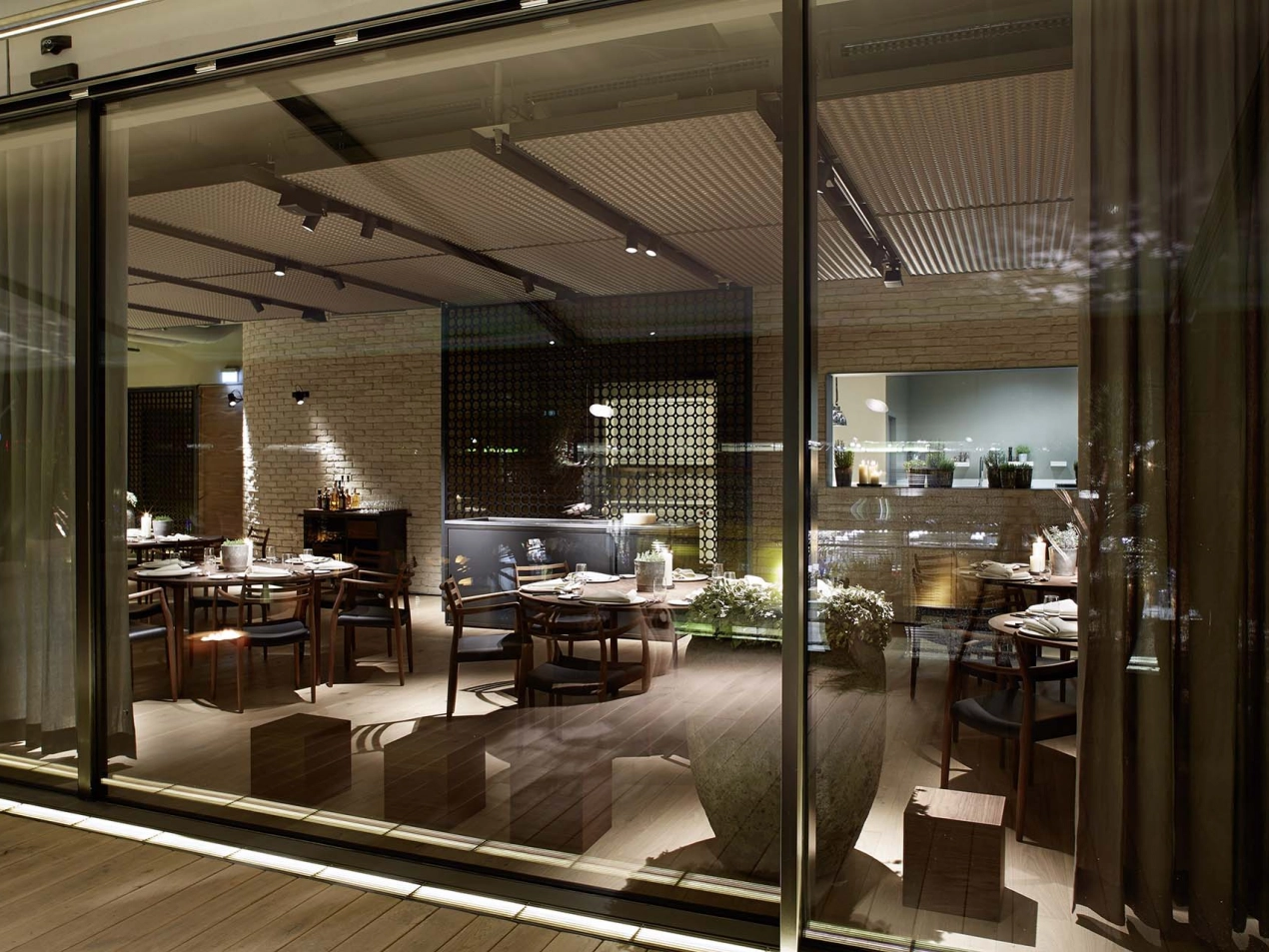 gourmet restaurant - new construction - Restaurant Opus V Mannheim - engelhorn - view into restaurant from rooftop - nighttime - dining area